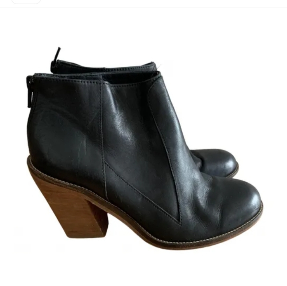SURFACE TO AIR Leather Black Ankle Booties size 7